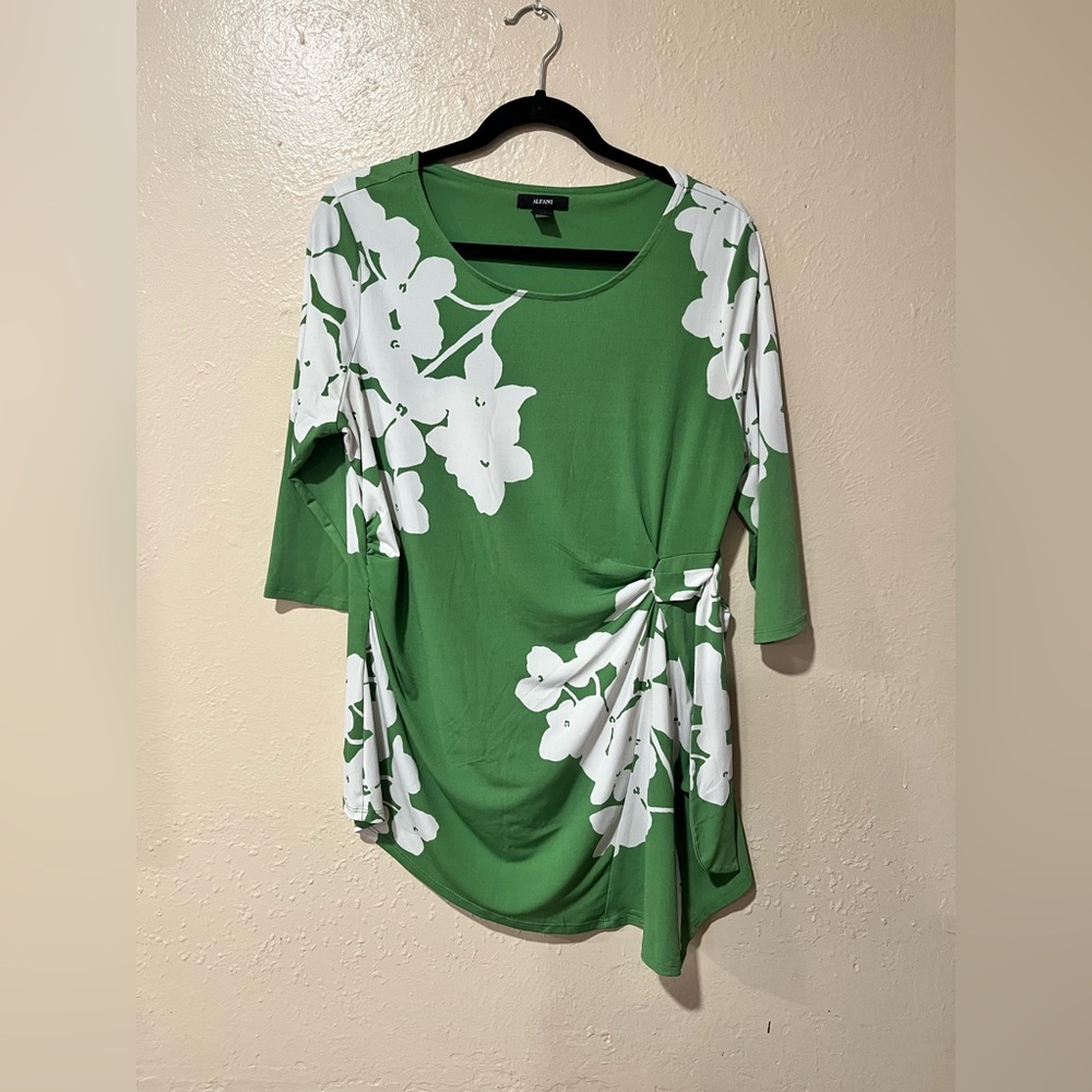 Green Alfani blouse ￼